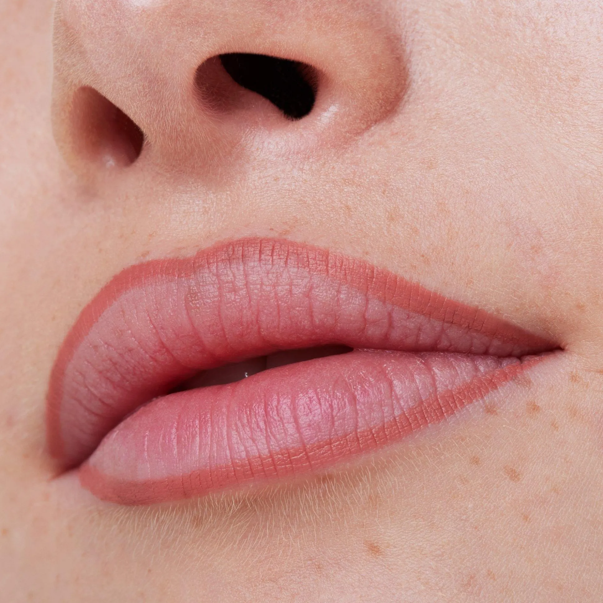 essence 8h MATTE comfort matita labbra 04 - Rosy Nude Online